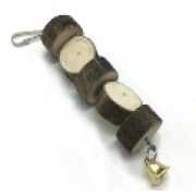 Игрушка WOGY д/птиц 17х3см с колокольчиком составная, натуральное дерево арт.2025-0538 Код275668