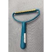 Скребница WOGY для уборки шерсти с мебели, ковров и одежды 16х13х2.5см двусторонняя, зубья металл/пластик, микс арт.2025-2477 Код276151